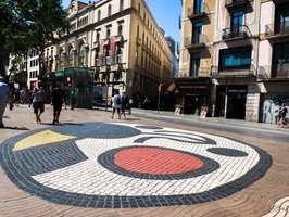 Le Pla de l'Os de Joan Miró au cœur de la Rambla de Barcelona.